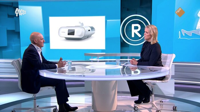 Chief Medical Officer van Philips aan tafel bij TROS Radar voor uitleg over slaapapneu-apparatuur