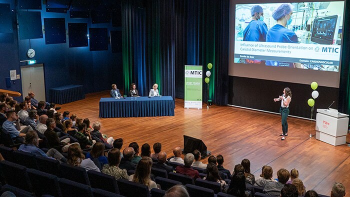 De bloedstroom van een patiënt vanuit een andere invalshoek bekeken: patiënt monitoring met echografie