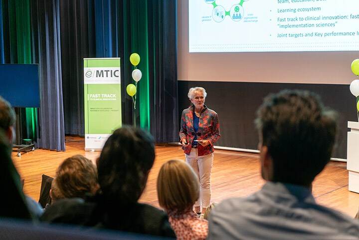 Carmen van Vlinsteren presenteert