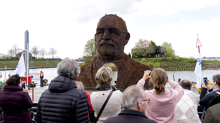 Een kunstwerk van 23.000 kilo staal vaart rustig over de Waal