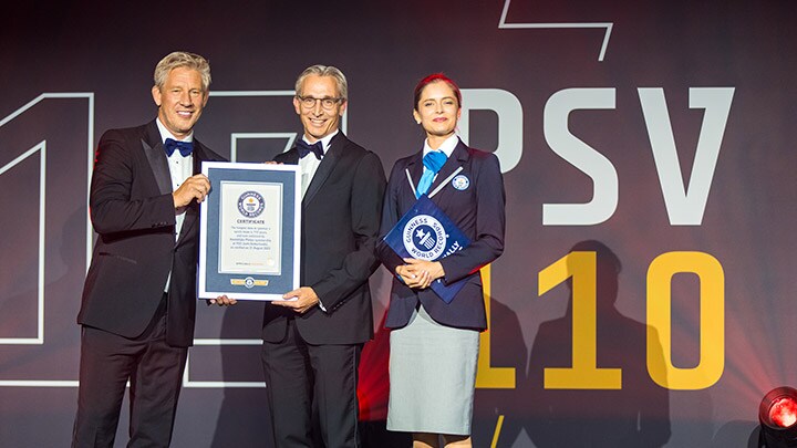 Marcel Brands en Roy Jakobs krijgen oorkonde van Joanne Brent (Guinness World Records)