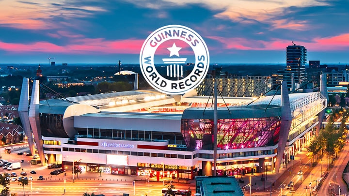 Guinness world records logo en PSV Stadion bij zonsondergang