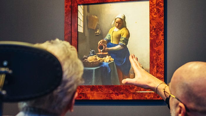 Kunst en compassie: Philips-vrijwilligers brengen meesterwerken van Vermeer naar verpleeghuisbewoners