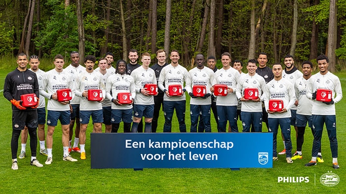 Philips en PSV vieren met een elftal aan AED’s een kampioenschap voor het leven