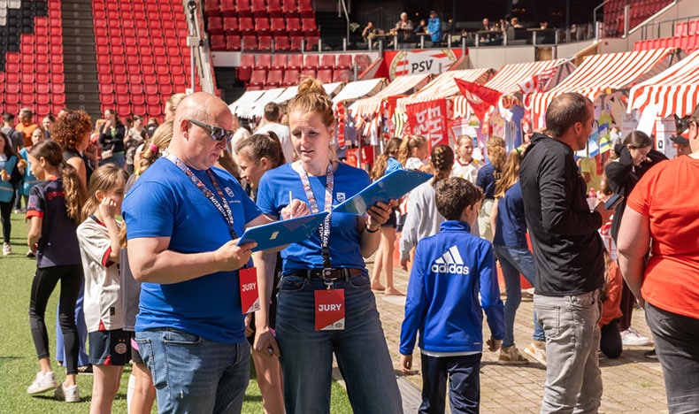 Kinderen innoveren door te denken in kansen tijdens de PSV Brainport Scholenchallenge