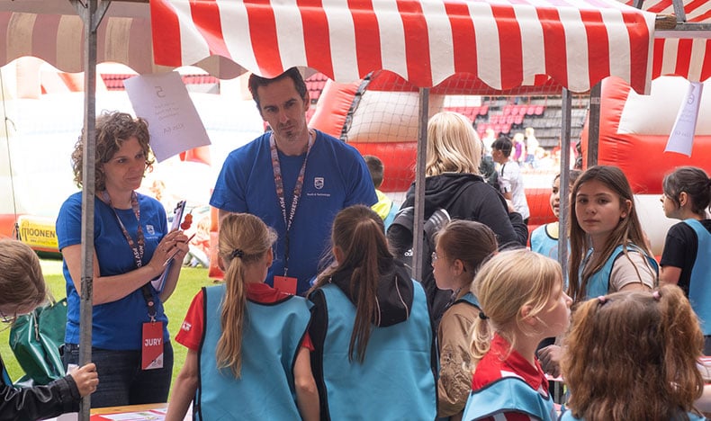 Kinderen innoveren door te denken in kansen tijdens de PSV Brainport Scholenchallenge