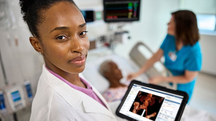 Arts bij het bed van een patient -  
