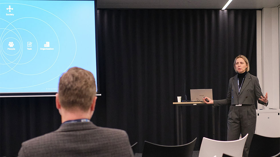 Barbara Koop, Head of Usability bij Philips, tijdens haar presentatie op de ICT&health World Conference 2025