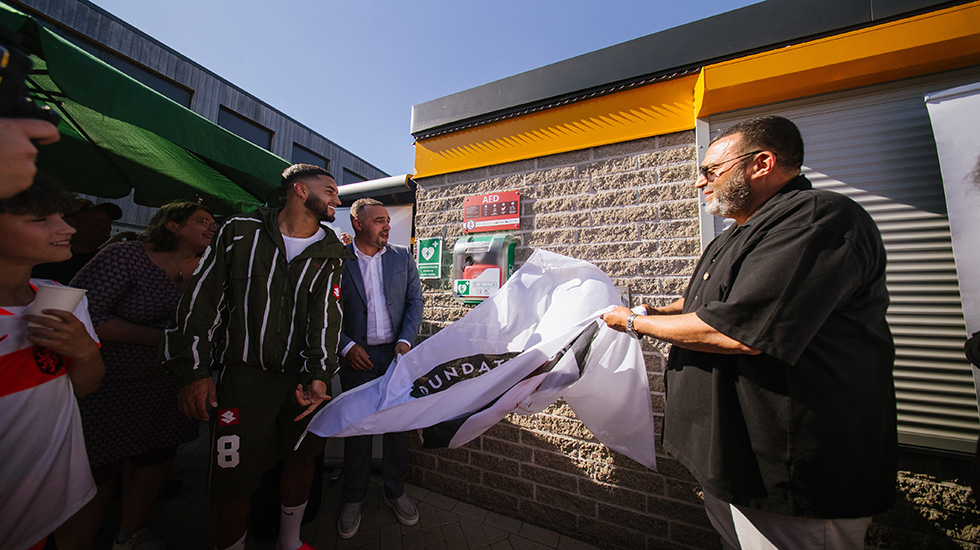 De plaatsing van de AED is mogelijk gemaakt door de Abdelhak Nouri Foundation in samenwerking met de Philips Foundation en de Hartstichting.