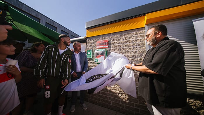PSV-international Ismael Saibari onthult AED in Eindhoven geplaatst door de Abdelhak Nouri Foundation