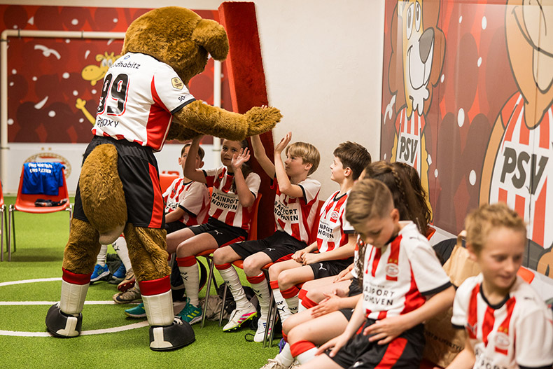 Kinderen van Philips-medewerkers met spelers van PSV het veld op