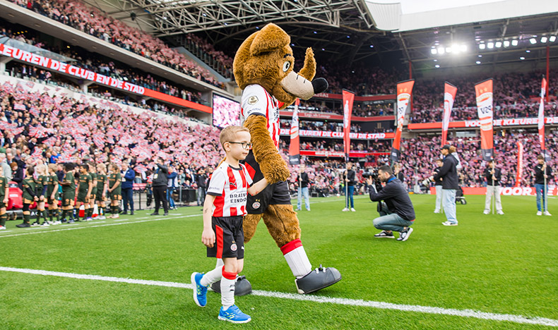 Kinderen van Philips-medewerkers met spelers van PSV het veld op