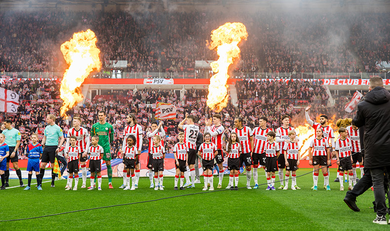 Kinderen van Philips-medewerkers met spelers van PSV het veld op