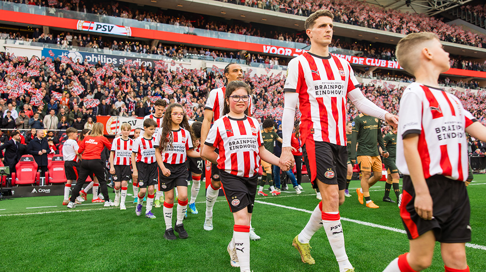 Kinderen van Philips-medewerkers met spelers van PSV het veld op