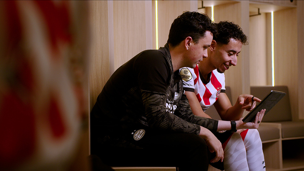 PSV-speler Salah-Eddine en sportwetenschapper Ruud van Elk van PSV bestuderen samen de speler-data.