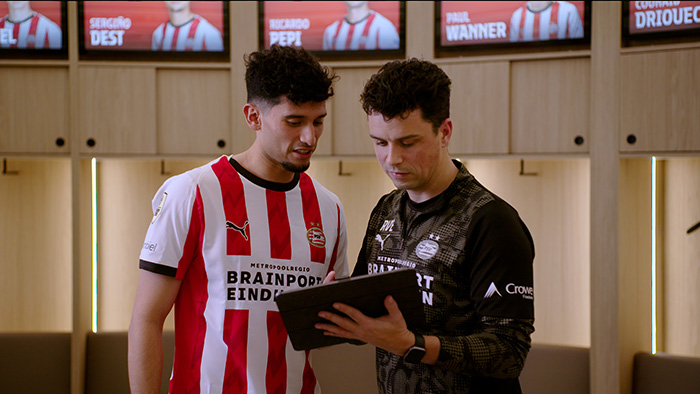 PSV-speler Ricardo Pepi en sportwetenschapper Ruud van Elk van PSV bestuderen samen de speler-data. -  