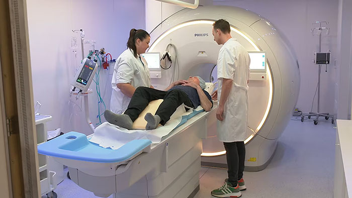 RTL Nieuws: snellere, scherpere MRI-scans met AI bij Antoni van Leeuwenhoek in Amsterdam