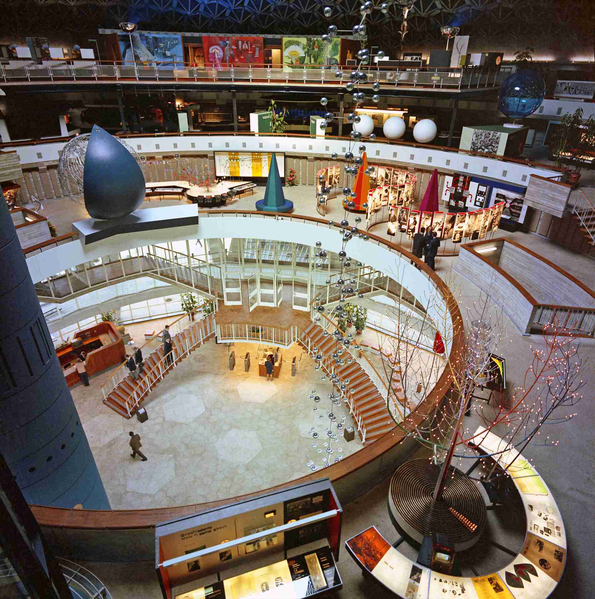 Evoluon, interieur tentoonstelling 1966