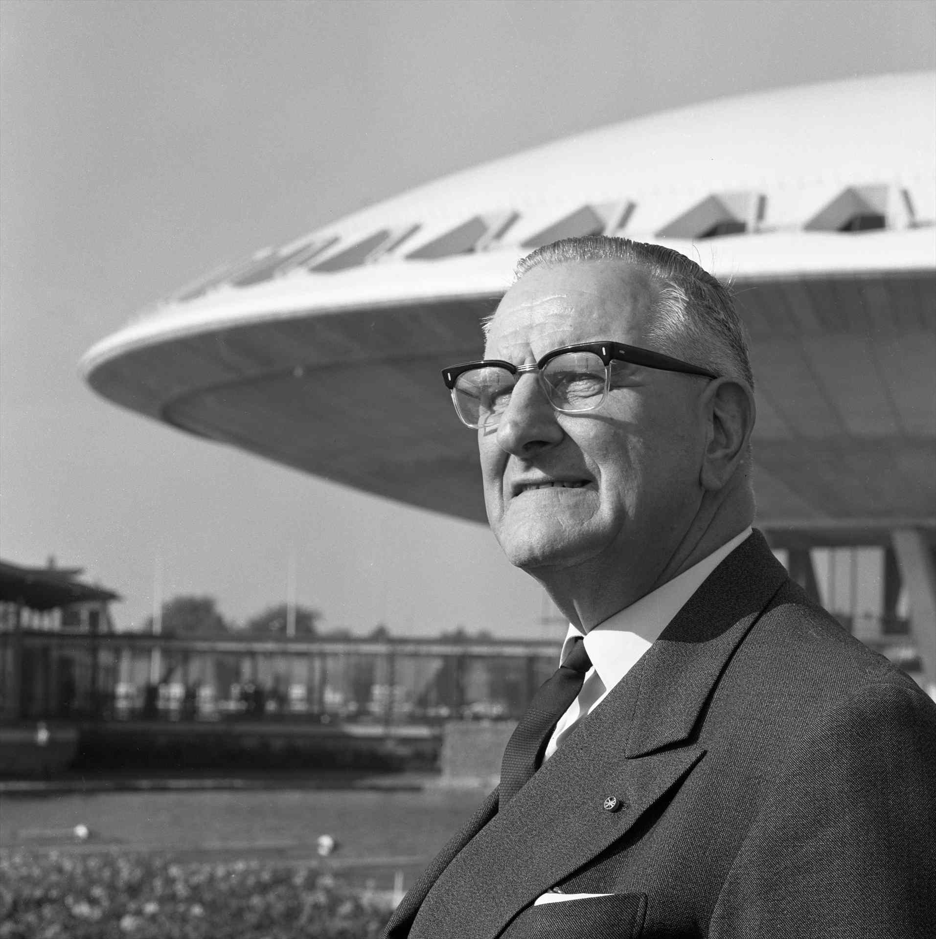 Louis Kalff next to the Evoluon 1966.