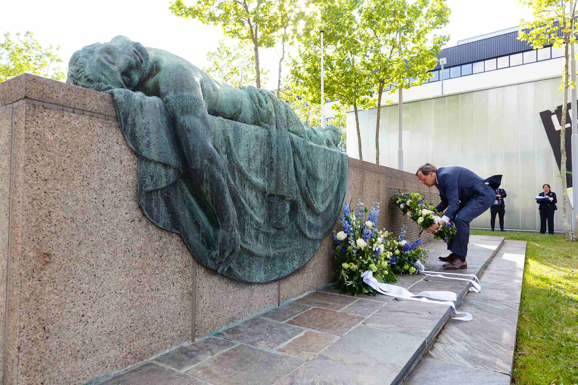 Sobere kranslegging door Hans de Jong