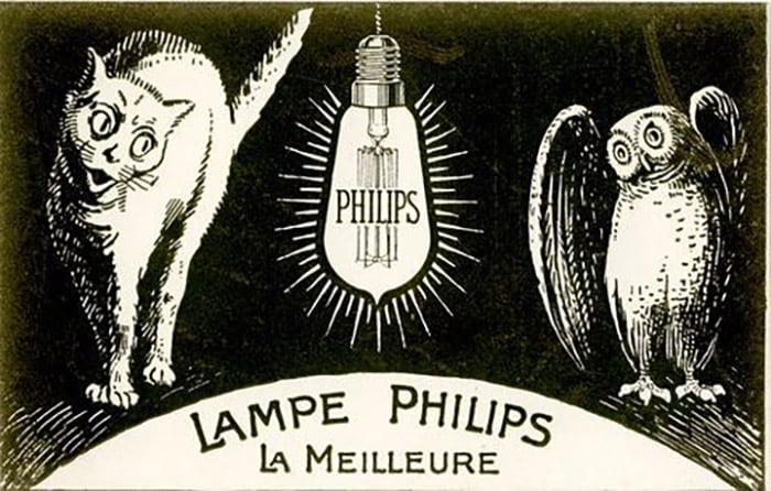 Een kat en uil, die zelf goed in het donker kunnen zien, kijken vol verbazing naar de stralende Philips-lamp. Administrateur Eef Stoot tekent de eerste reclame-uitingen van het bedrijf.
