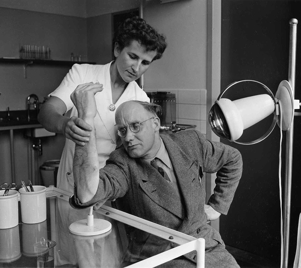 /content/dam/corporate/philips-museum/medische dienst gezondheidscentrum willemstraat fysiotherapie met infraphil lamp 1953