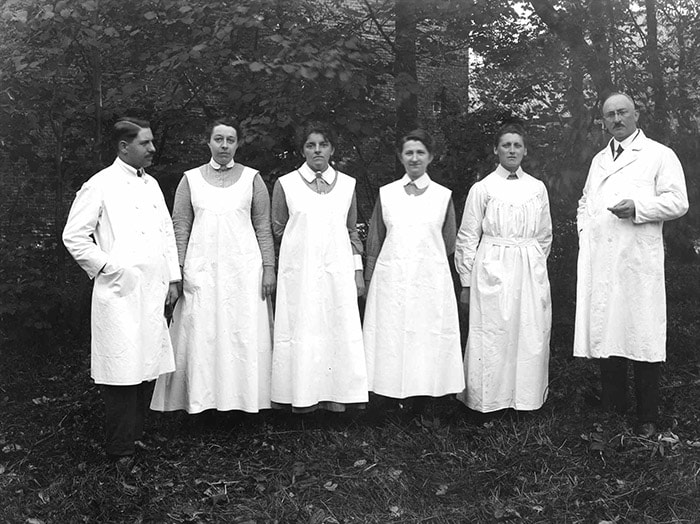 Medische dienst, geneeskundige staf met Johanna Kleinod 2e van rechts, 1922.