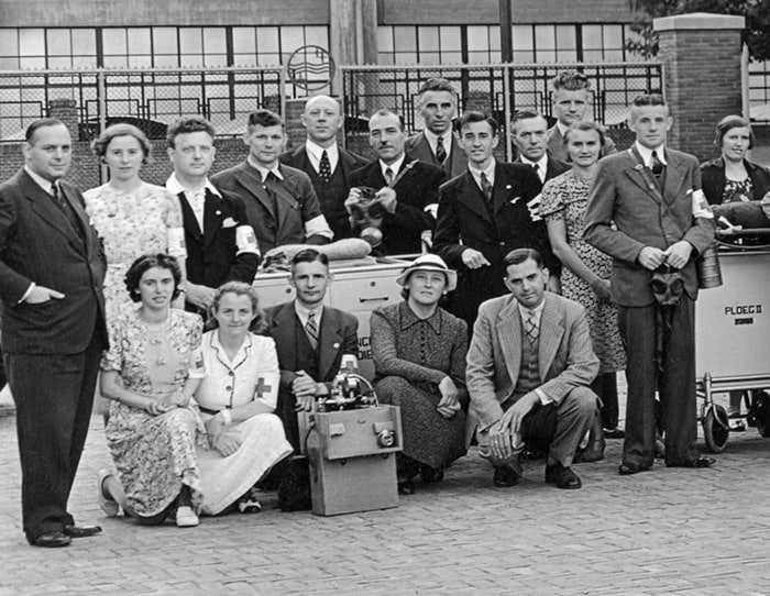Uitsnede Johanna Kleinod (met hoed) naast Frits Philips bij EHBO-ploegen Philips, 1939.