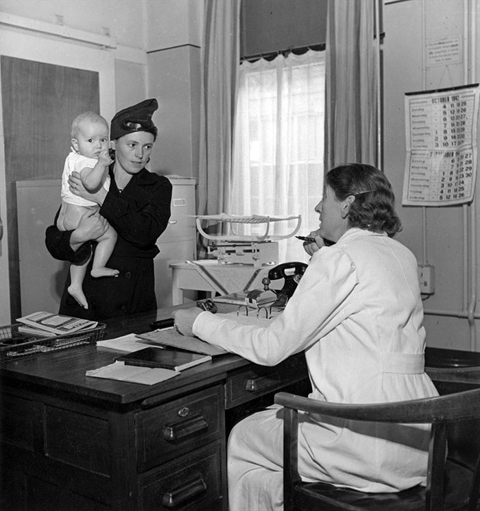 Johanna Kleinod in behandelkamer Consultatiebureau Willemstraat, ca 1942.