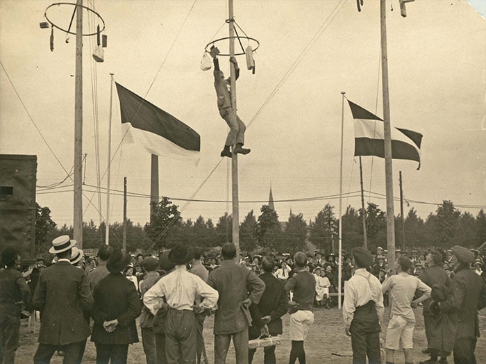 Onafhankelijkheidsfeest 1913, sportterrein Strijp Eindhoven, paalklimmen, © Philips