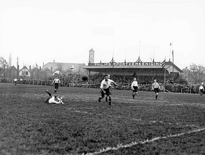 Voetbal in het PSV sportpark, 1920-1929, ©Philips
