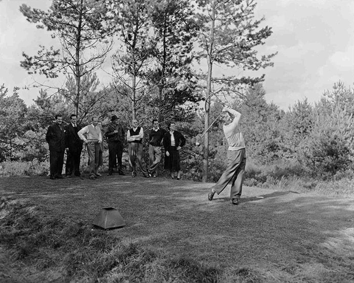 Eindhovense Golf, Guépin Cup, D van der Putten aan slag, oa PFS Otten en Guepin kijken toe, 1952 © Philips