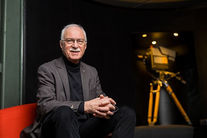 docent ver weg kijken