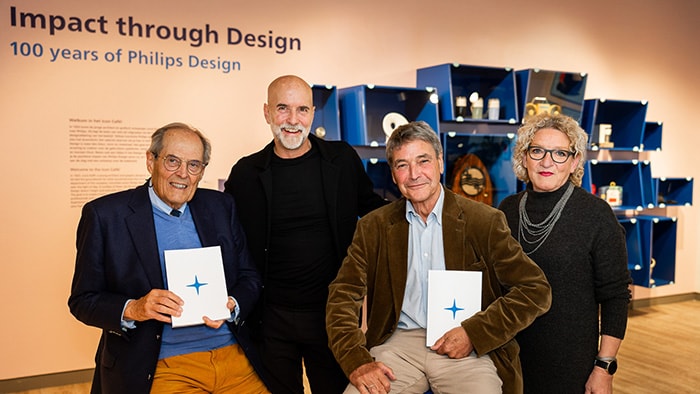 Kleinkinderen van Philips en Kalff ontvangen jubileumboek