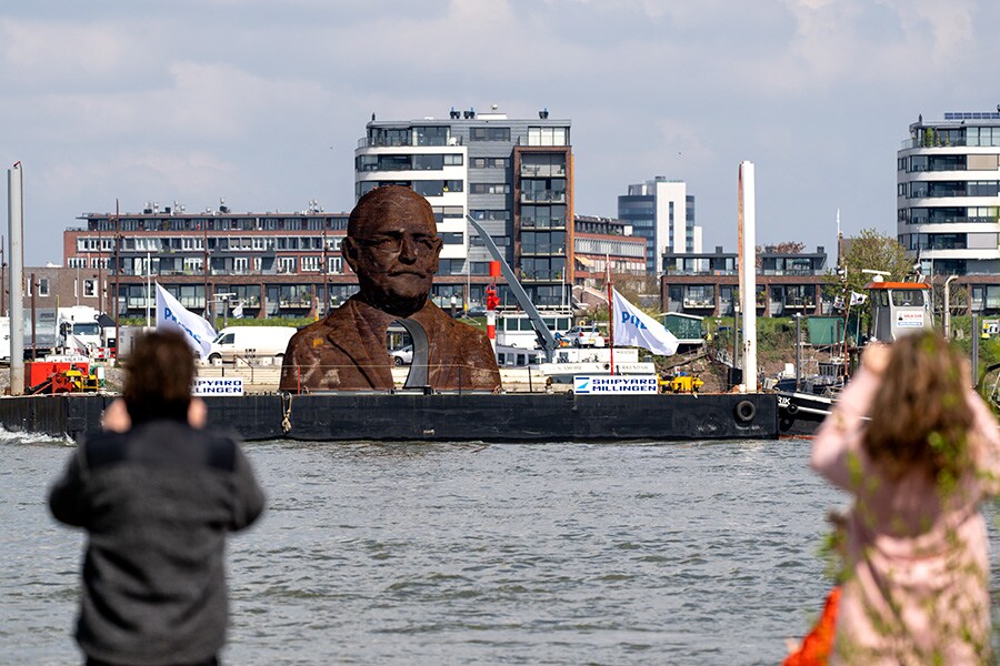 Het zeven meter hoge kunstwerk vaart rustig over de Waal van Millingen aan de Rijn richting Zaltbommel.