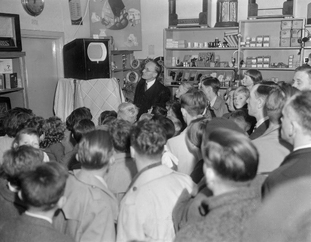 Mensen dringen bij televisiedemonstratie in winkel, 1950