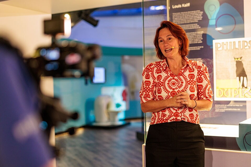 Olga Coolen, directeur Philips Museum, opent epositie Sense(s) of Care tijdens de Dutch Design Week.