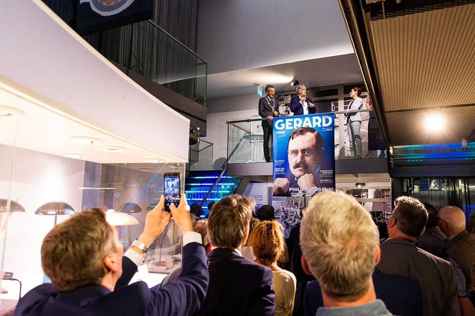 Burgemeester Jeroen Dijsselbloem opent officieel de nieuwe expositie over Gerard Philips.