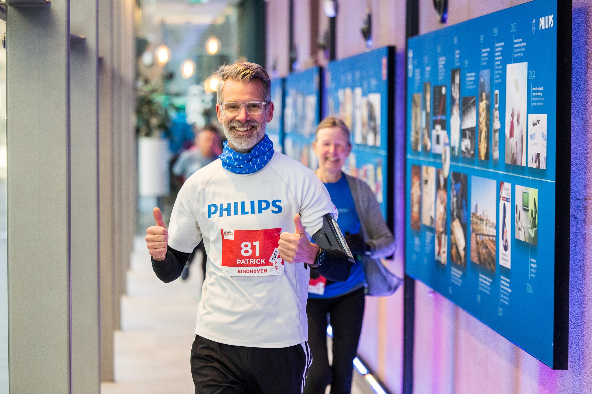 Hardlopers voor en door het Philips Museum (foto door Twycer).